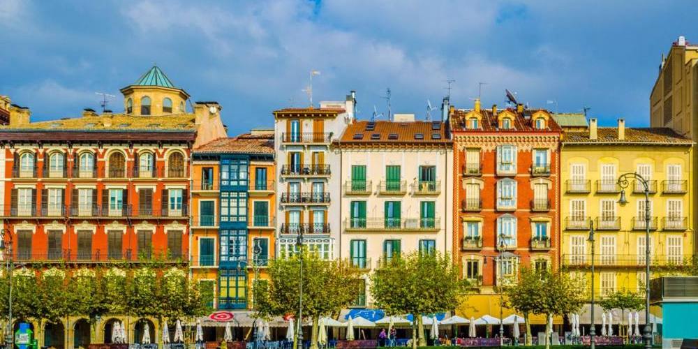 espana_navarra_pamplona_plazacastillo_shutterstock_1068250886_trabantos_shutterstock