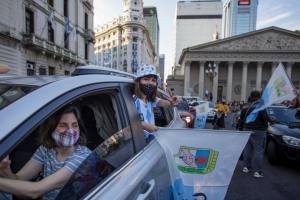Peronistas y el peronismo / por: Norberto Rossell