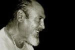 Armando Tejada Gómez en el homenaje de Latinocracia 6, una bandera