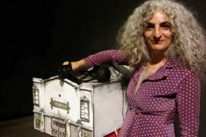 Gabriela Céspedes en una Bienal Internacional de Teatro Lambe-Lambe