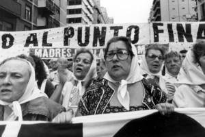 Las cenizas 11... Con la Patria al hombro / por: Lucía Isabel Briones Costa