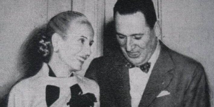 Evita sonriente mira a Peron
