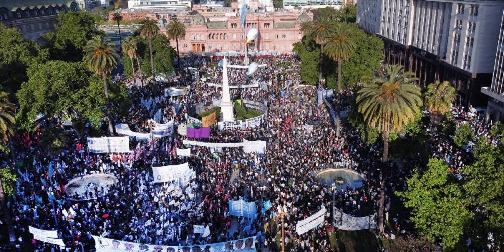 17-de-octubre-plaza-llena