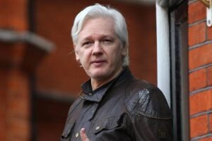 Inglaterra: carta abierta de la madre de Julian Assange al mundo