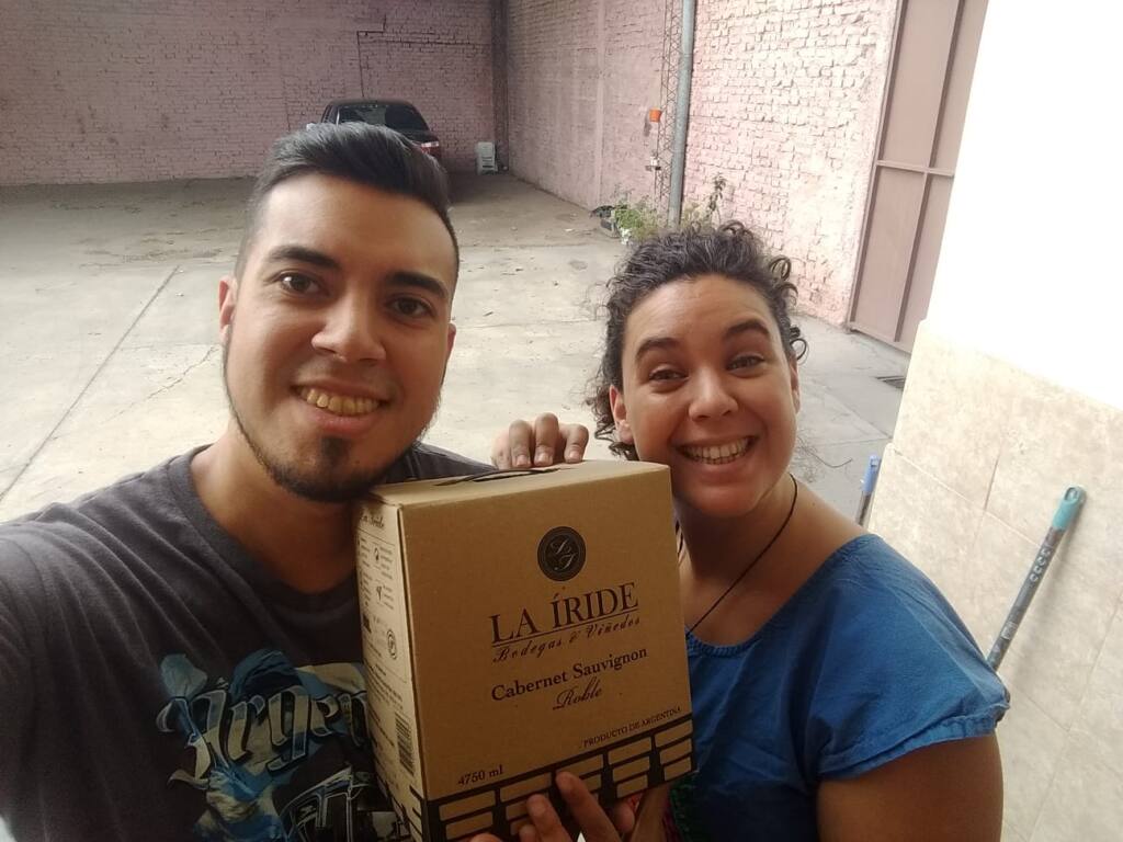 Concurso: Pablo Cáceres ganó la caja de vino sorteada el jueves 5 de enero de 2023, aquí junto a Laura Burastero, su novia ¡salud!