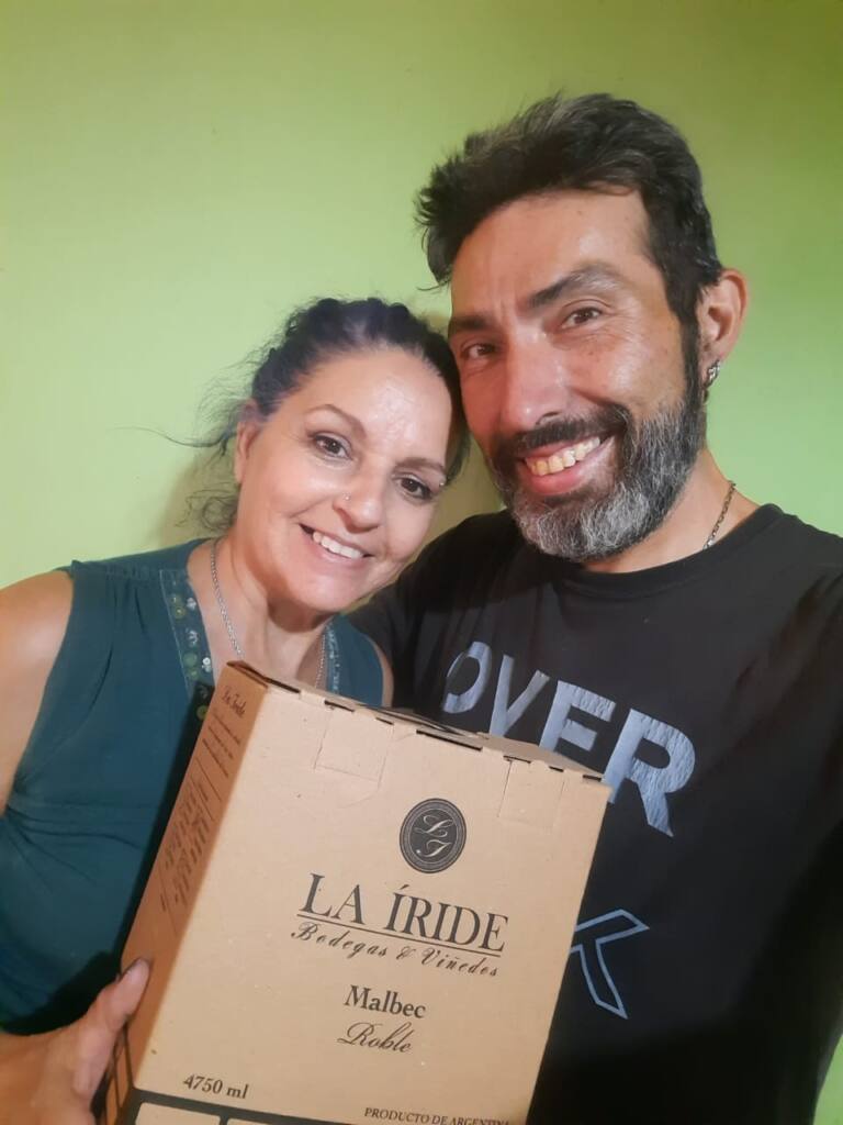 Concurso: Mariela Puentes salió sorteada el jueves 9 de febrero de 2023 y ganó una caja de vino de 5 litros. Aquí junto a Juanpa Balmaceda, su compañero ¡salud!