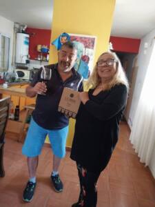 Concurso: Marta Parra ganó la caja de vino sorteada el jueves 30 de marzo de 2023; en la imagen junto a Pedro Bertolo ¡salud!