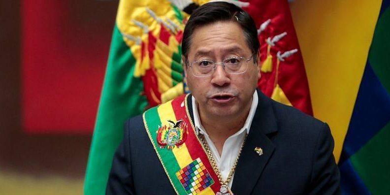 FOTO DE ARCHIVO: El presidente boliviano Luis Arce habla durante un acto por el Día del Estado Plurinacional, en La Paz