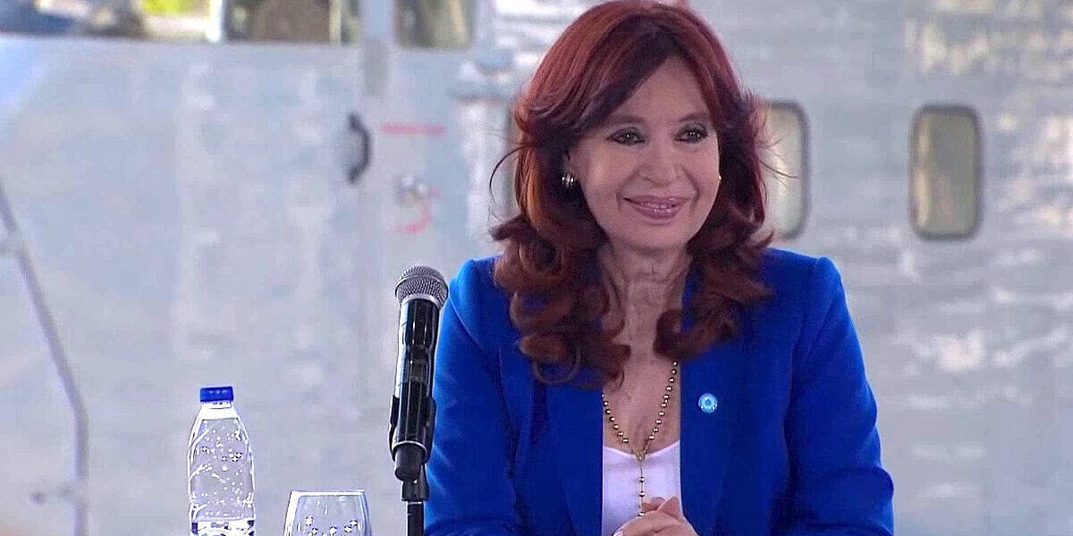 Sergio-Massa-Cristina-Fernandez-acto-de-recuperacion-del-avion-Skyvan-PA-51-utilizado-para-los-vuelos-de-la-muerte-durante-la-ultima-dictadura-civico-militar.-aptura-video-17