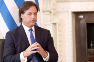 Uruguay: el Frente Amplio ganó cómodo y va al balotaje junto al derechista