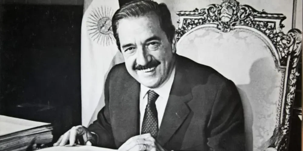 el-presidente-raul-ricardo-alfonsin-trabaja-el-despacho-presidencial-la-casa-rosada-la-ciudad-buenos-aires-el-10-diciembre-1983-fecha-que-asumio-el-cargo-efebiblioteca