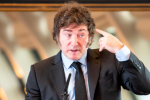 Milei... dos jubiladas se encadenaron en protesta por el ajuste en las prestaciones