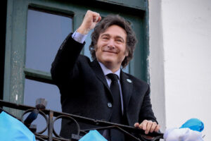 Milei... el precio de los combustibles volvi&oacute; a subir y la nafta ya acumul&oacute; 13 aumentos