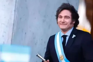 Milei... de la casa de Adorni a la Casa Rosada, la UBA y el Conicet a la Plaza de Mayo