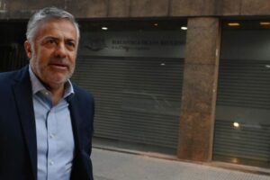 Cornejo... fuerte operativo policial en la protesta de trabajadores del Hospital Central