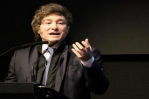 El sable corvo y la dignidad nacional