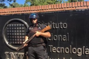 En la puerta del INTI ante su inminente desguace, la Policía reprimió a los trabajadores