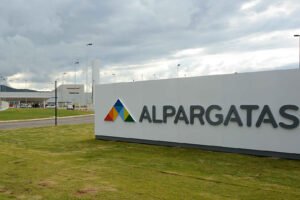 Alpargatas en crisis, despidos y cierre temporal en Corrientes