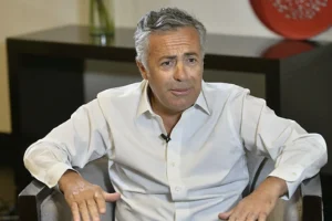 Cornejo... fue a Londres a ofrecer las condiciones de enclave del RIGI para las mineras