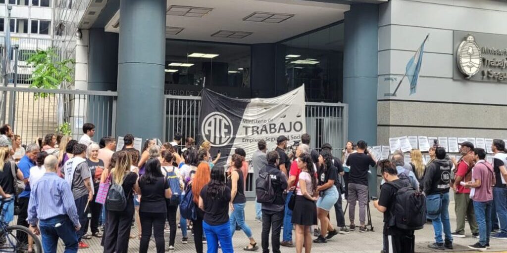 protesta-min-trabajo-@juntainternaMtrabajo-1024×683