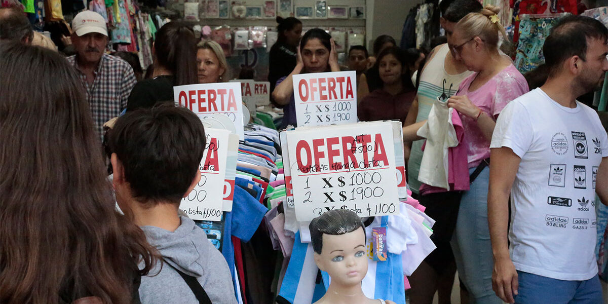 20221211-Centro-comercial-en-Flores-Venta-de-ropa-Diego-Diaz-011