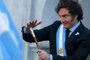 Milei... Petri denunciado por la compra de un avi&oacute;n sobrevaluado y con fallas t&eacute;cnicas