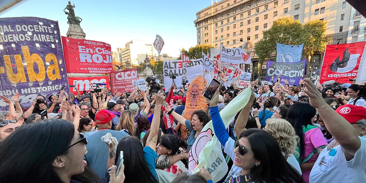 VOTACION-VETOS-EMERGENCIA-PEDIATRICA-FINANCIAMIENTO-UNIVERSITARIO-festejo-FOTO-SARAPURA-
