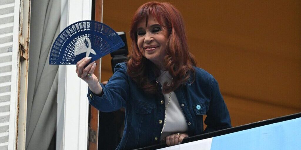 web-Foto-Crisitna-Kirchner-balcon-NA-foglia-1-1024×683