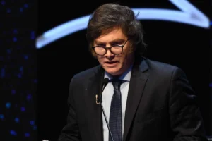Milei... nombra en la Comisión Nacional de Energía Atómica a una instructora de yoga