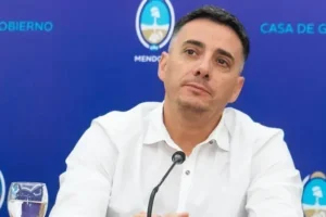 Calvente... socavones y colapso cloacal, declar&oacute; la emergencia y AYSAM respondi&oacute;