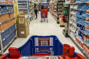 El consumo no encuentra piso, sigue cayendo en supermercados y comercios