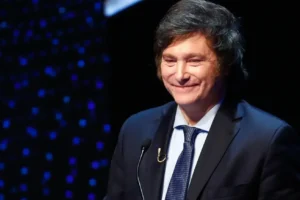 Milei... aumentos que llegan en septiembre, prepagas, transporte y colegios
