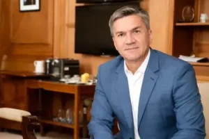 En Chaco metieron preso a un periodista por preguntar al gobernador Zdero