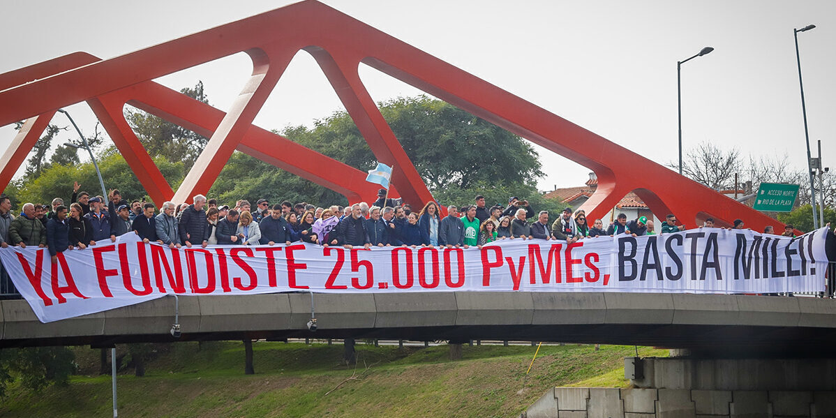 ATE-y-el-FreSU-marcharon-sobre-la-General-Paz-ante-el-cierre-de-la-PyME-número-25.000-durante-la-gestión-Milei-