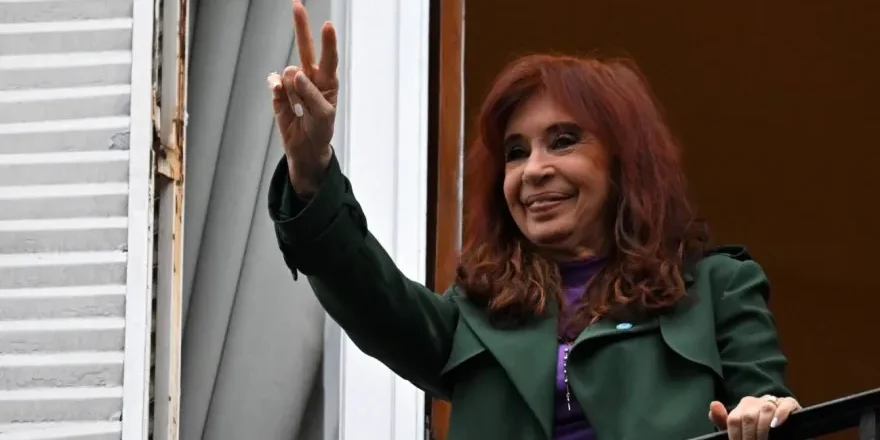 20260612165023_cristina-kirchner-el-balcon-de-su-casa-11062026-2258843