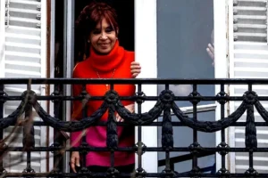 El balcón de Cristina se iluminó con las Malvinas