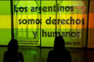 Campa&ntilde;a antiargentina, la historia se repite como comedia