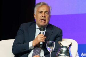 Cornejo... ya no lo disimula y cruza bombas molotov con Petri