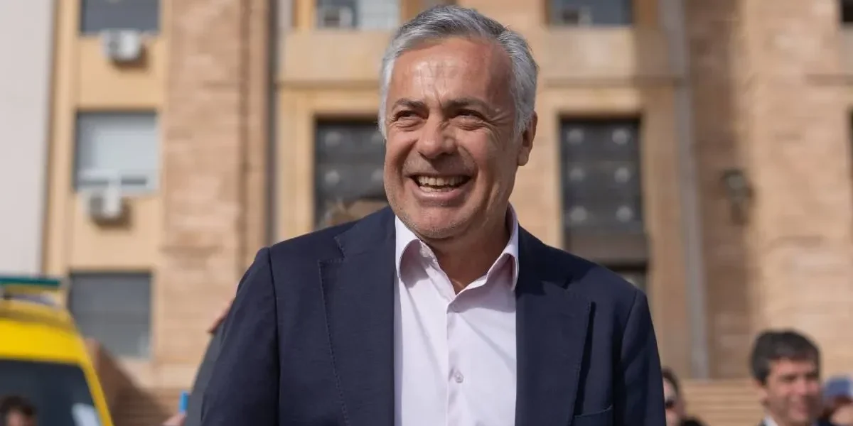 el-gobernador-alfredo-cornejo-casa-gobierno-la-presentacion-nuevas-ambulancias-salud