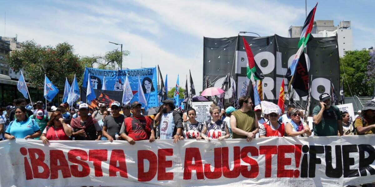 miles-de-personas-se-manifiestan-en-buenos-aires-contra-las-politicas-de-javier-milei