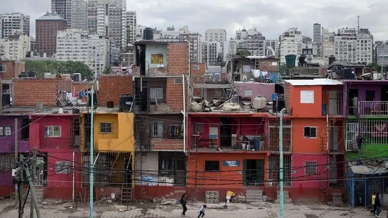 En CABA, el 72 % de las familias de barrios populares se endeuda para comer