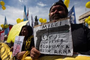 "Nos siguen pegando abajo" / por: Alberto Nadra