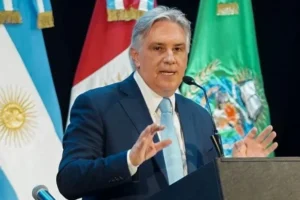 Llaryora apuntó contra Milei por su modelo "el que no vea una crisis es un ciego”